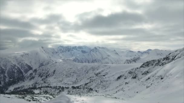 Montañas cubiertas de nieve — Vídeos de Stock