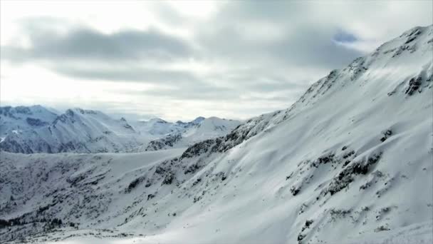 Montanhas cobertas de neve — Vídeo de Stock