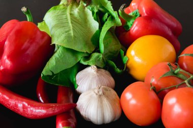 Taze sebzeler masada.