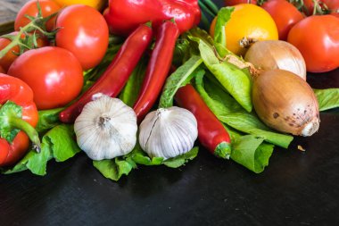 Taze sebzeler masada.