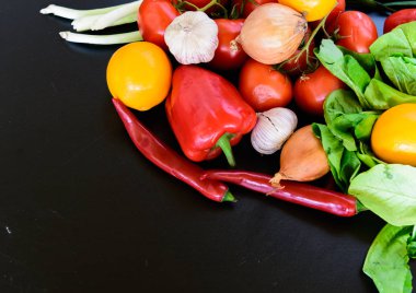 Taze sebzeler masada.