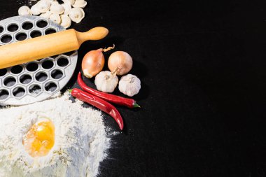 Ev yapımı köfte pişirme