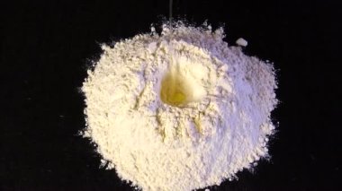 Yumurta un içine yavaş yavaş düşüyor
