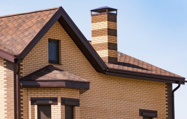 Çatı penceresi olan ev