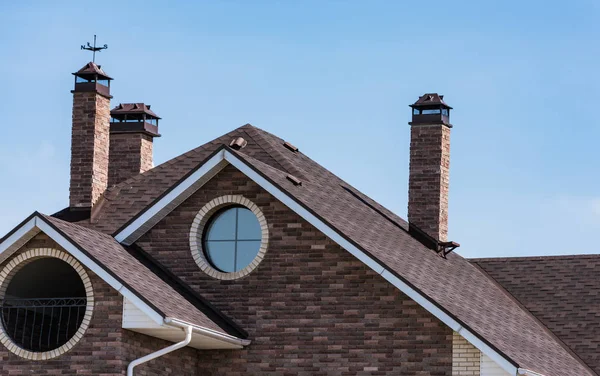 Huis met een gevel dakraam — Stockfoto