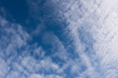 bulutlar ve gökyüzü