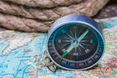 Dünya Haritası üzerinde pusula