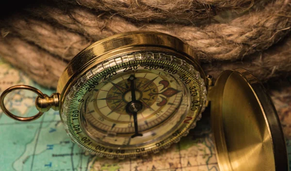Kompas na mapie świata — Zdjęcie stockowe