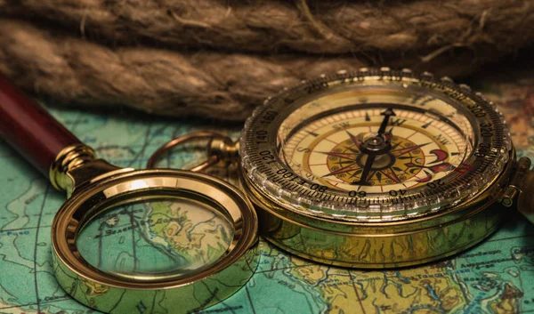 Kompas i szkło powiększające — Zdjęcie stockowe
