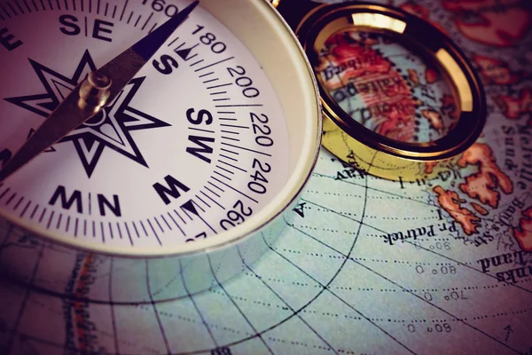 Compass and magnifying glass — Stock Photo, Image