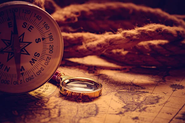 Vintage compass with rope — Stock Photo, Image