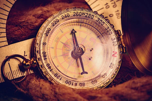 Vintage kompass med rep — Stockfoto