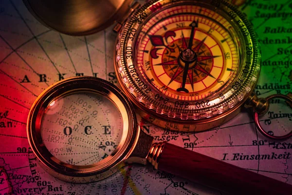 Kompass och förstoringsglas — Stockfoto