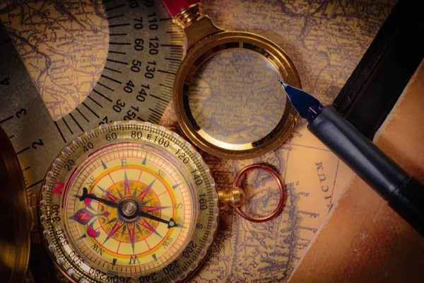 Vintage kompass med rep — Stockfoto