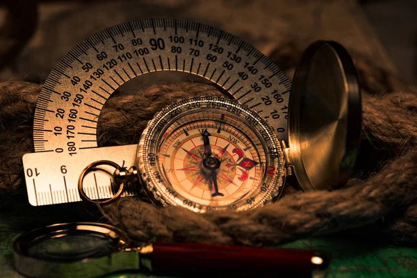 Vintage kompas z liny — Zdjęcie stockowe