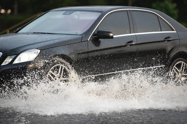 Car rain puddle splashing water — Stock Photo, Image