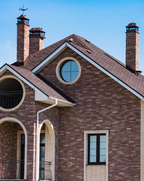 Çatı penceresi olan ev