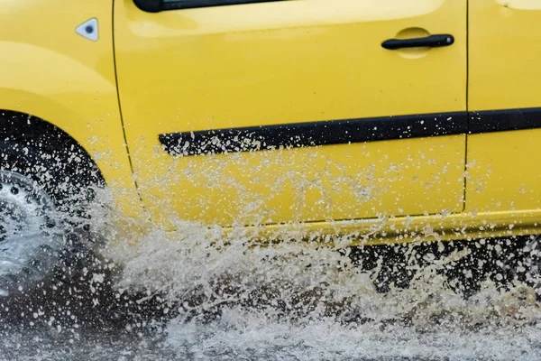 Coche lluvia charco salpicaduras de agua — Foto de Stock