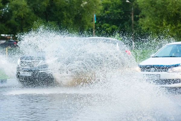Auto regen Pfütze spritzt Wasser — Stockfoto