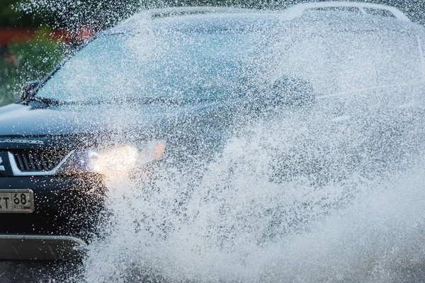 Carro chuva poça salpicos de água — Fotografia de Stock