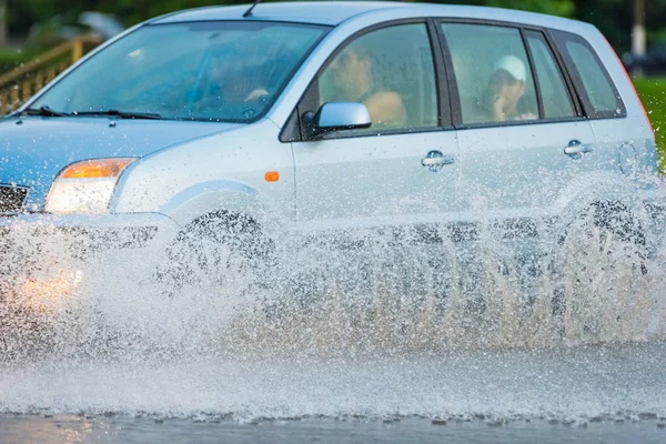 Carro chuva poça salpicos de água — Fotografia de Stock