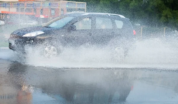 Auto regen plas spetterend water — Stockfoto