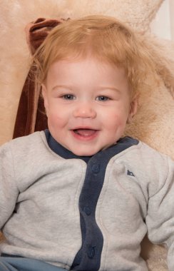 Sarışın kıvırcık saçlı çocuk