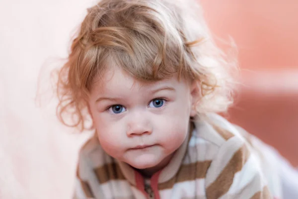 Blond curly-haired kind — Stockfoto