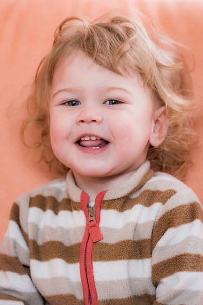 Blont lockigt hår barn — Stockfoto