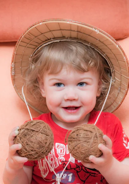 Sombrero de paja niño rubio de pelo rizado —  Fotos de Stock