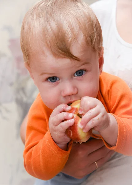 Junge mit einem Apfel in der Hand — Stockfoto