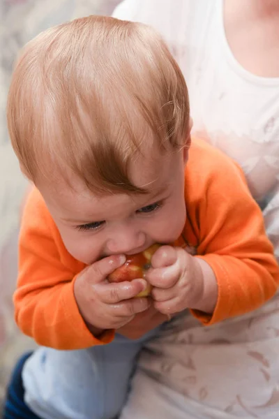 Junge mit einem Apfel in der Hand — Stockfoto