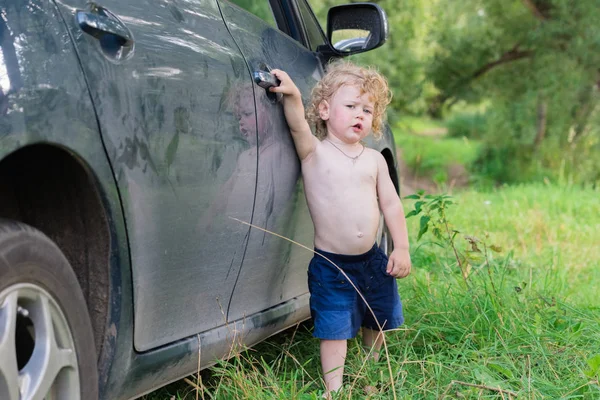 The child is near the car — Stock Photo, Image