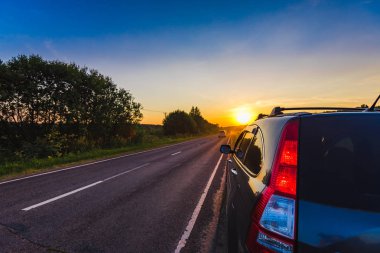 Araba yan tarafındaki yol günbatımı