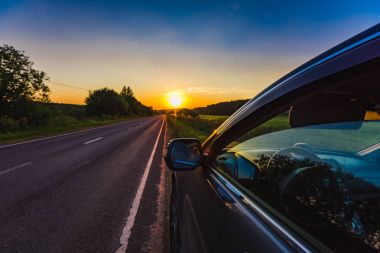 Araba yan tarafındaki yol günbatımı