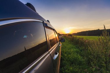 Araba yan tarafındaki yol günbatımı