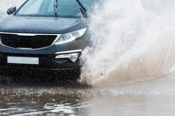 Auto déšť louže stříkající voda — Stock fotografie