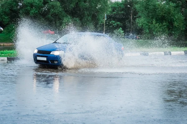 Car rain puddle splashing water — Stock Photo, Image