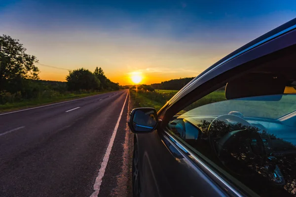 Coche en el lado de la puesta de sol de la carretera — Foto de Stock