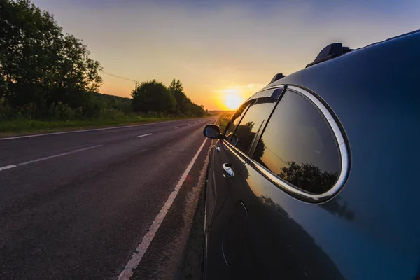 Car on the side of the road sunset — Stock Photo, Image