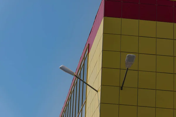 Fachada de vidro de edifício amarelo — Fotografia de Stock