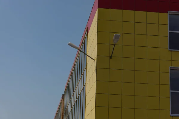 노란색 유리 외관 건물 — 스톡 사진