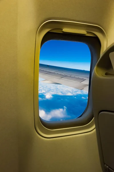 Janelas do salão de avião de passageiros — Fotografia de Stock