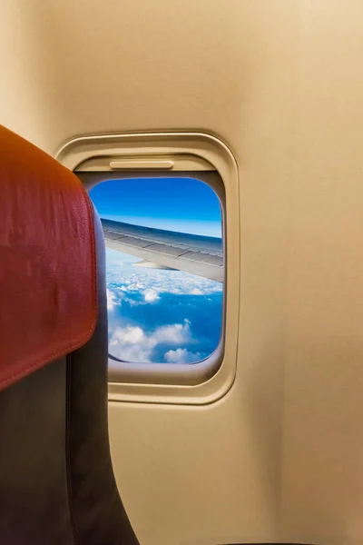 Janelas do salão de avião de passageiros — Fotografia de Stock