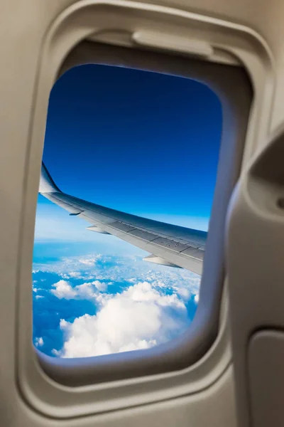Ventanas del salón del avión de pasajeros — Foto de Stock