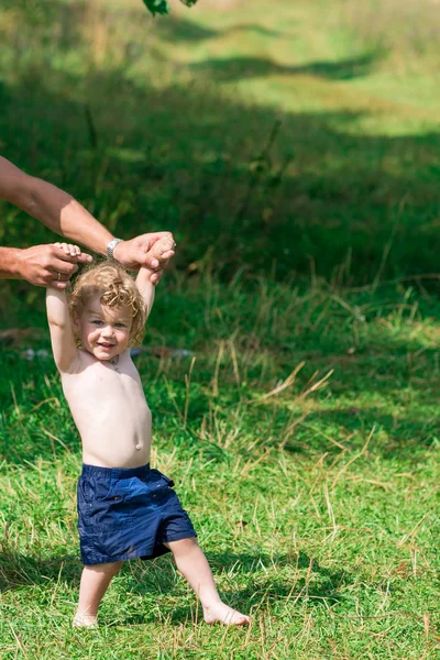 Bebê aprende a andar — Fotografia de Stock