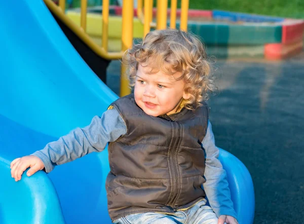 Tepedeki erkek bebek