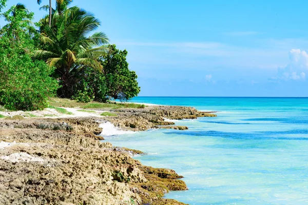 Vagues côtières caribéennes sur la mer — Photo