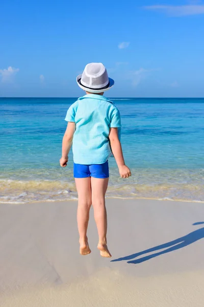 Jongen op het strand — Stockfoto