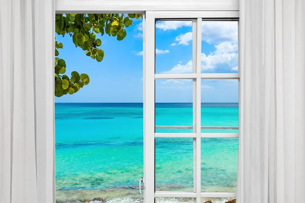 Fenêtre ouverte sur la mer — Photo